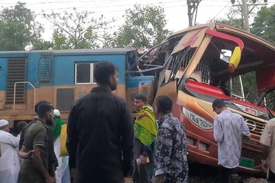 কুমিল্লায় বাস-ট্রেন সংঘর্ষ: ২ গেইটম্যানের বিরুদ্ধে মামলা