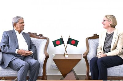 সচিবালয়ে মির্জা ফখরুল ইসলাম আলমগীরের সঙ্গে সৌজন্য সাক্ষাৎ করেন সারা কুক। ছবি: ভিওডি বাংলা