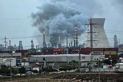 ইরানের হামলার পর হাইফায় তেল শোধনাগারে আগুন