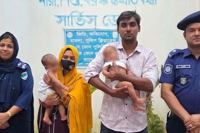 অবশেষে যমজ কন্যাসন্তানসহ স্ত্রীকে ঘরে নিলেন স্বামী