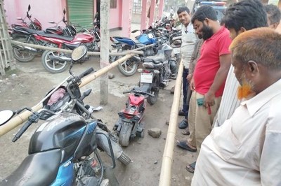 পাম্পে অগ্রিম সিরিয়ালে বাচ্চাদের ছোট্ট মোটরসাইকেল