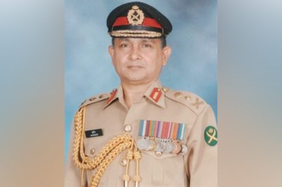 ফেঁসে যাচ্ছেন সাবেক সেনাপ্রধান মুবীন, ফিরছেন না দেশে