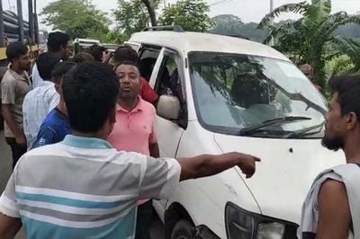 রক্তাক্ত বৃদ্ধকে ফেলে দেওয়ার সময় মাইক্রোচালক আটক