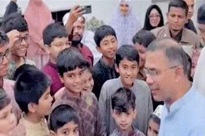 প্রধানমন্ত্রী তারেক রাহমান শিশুদের সঙ্গে শুভেচ্ছা বিনিময় করেন