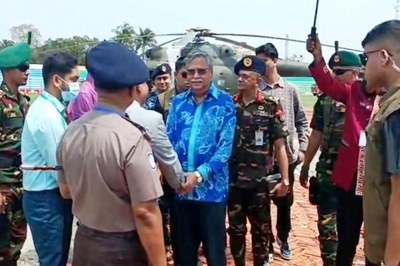 বাবা-মায়ের কবরের পাশে রাষ্ট্রপতি