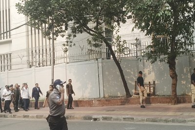 সচিবালয় থেকে হেঁটে ওসমানী স্মৃতি মিলনায়তনে গেলেন প্রধানমন্ত্রী