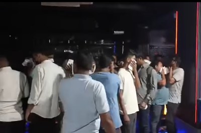 উত্তরার বারে পুলিশের মধ্যরাতের অভিযান, আটক ১৪০