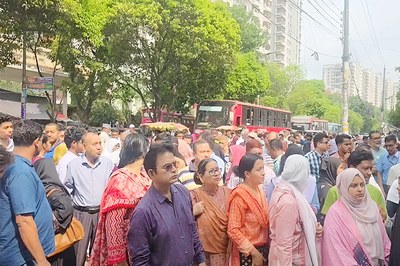 এসএসসির প্রথম দিনে কেন্দ্রে উৎসবের আমেজ, প্রাণচাঞ্চল্যে মতিঝিল এলাকা