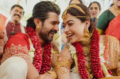 বিয়ের আনন্দে দেশজুড়ে মিষ্টি বিতরণ করেছেন রাশমিকা-বিজয়