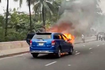 উড়াল সড়কে চলন্ত গাড়িতে আগুন