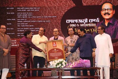 কিংবদন্তি শিল্পী সৈয়দ আব্দুল হাদীকে শিল্পকলা একাডেমির বিশেষ সম্মাননা