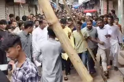 নিষিদ্ধ ছাত্রলীগের বিশাল মিছিল, নেতাকর্মীদের ভিড় দেখে সরে গেল পুলিশ