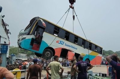পদ্মা নদীতে বাস, তদন্তে ২ কমিটি