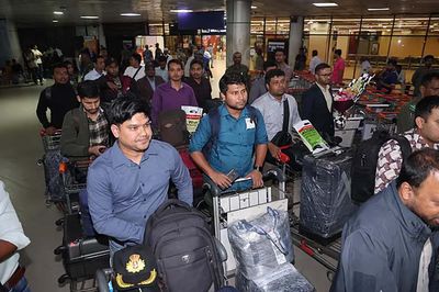 হরমুজ প্রণালিতে ১১৫ দিন অবরুদ্ধ থাকার পর ‘বাংলার জয়যাত্রা’র নাবিকেরা দেশে ফিরেছেন। ছবি: সংগৃহীত