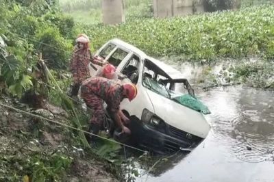 মাইক্রোবাস খালে পড়ে নারী নিহত, আহত ৮