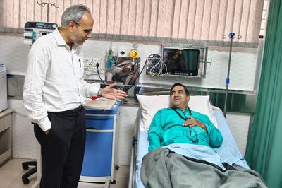 রাষ্ট্রদূত আনসারীকে দেখতে সিএমএইচে ডা. রফিকূল