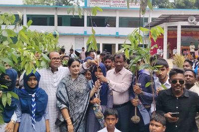 শিক্ষার্থীদের মাঝে গাছের চারা বিতরণ করলেন নিপুণ রায় চৌধুরী