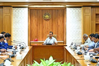 প্রধানমন্ত্রীর কার্যালয়ের চামেলী হলে অনুষ্ঠিত বৈঠক