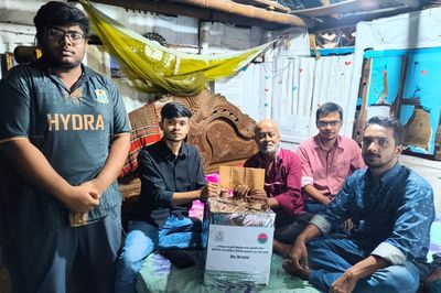 শেকৃবি’র অসুস্থ কর্মচারীর পাশে ছাত্রদল নেতা
