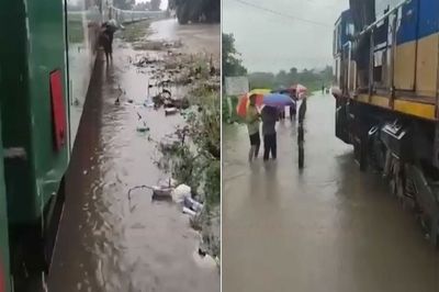 মাঝপথে আটকা পর্যটক এক্সপ্রেস, ঢাকা-কক্সবাজার রেল যোগাযোগ বন্ধ