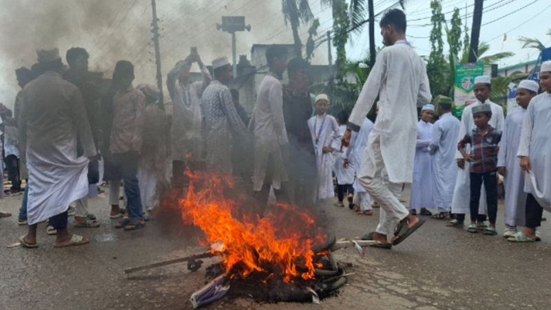 গতিরোধকের দাবিতে বরিশাল-পটুয়াখালী মহাসড়কে শিক্ষার্থীদের অবরোধ