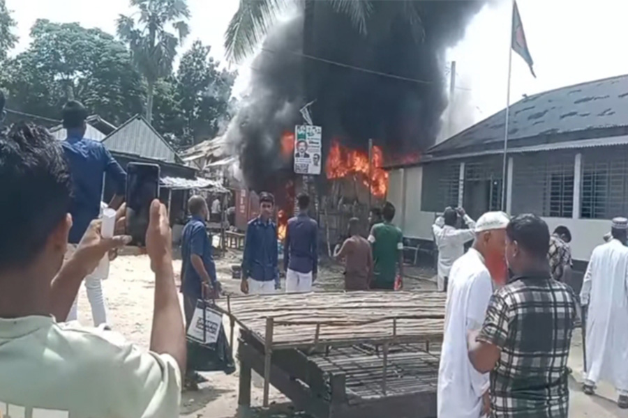তাড়াশে বৈদ্যুতিক শর্ট সার্কিটের আগুনে দোকান পুড়ে ছাই