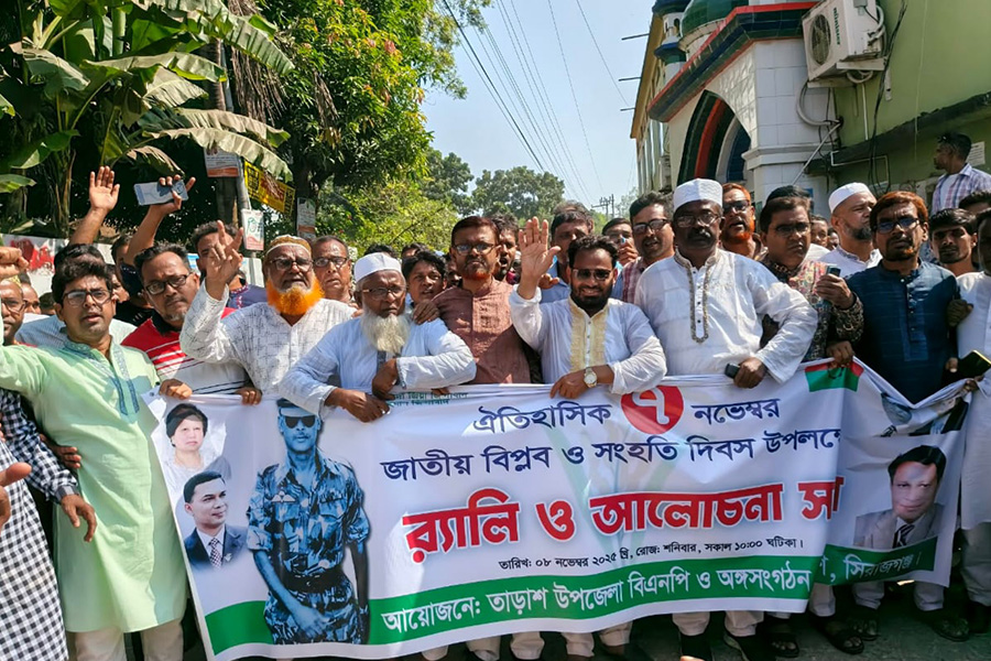 তাড়াশে জাতীয় বিপ্লব ও সংহতি দিবস উপলক্ষে বর্ণাঢ্য র‌্যালি