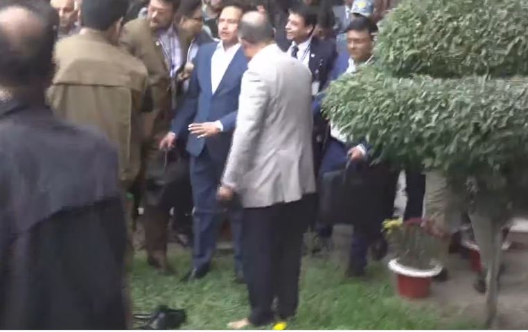 খালি পায়ে মাটি ছুঁলেন তারেক রহমান