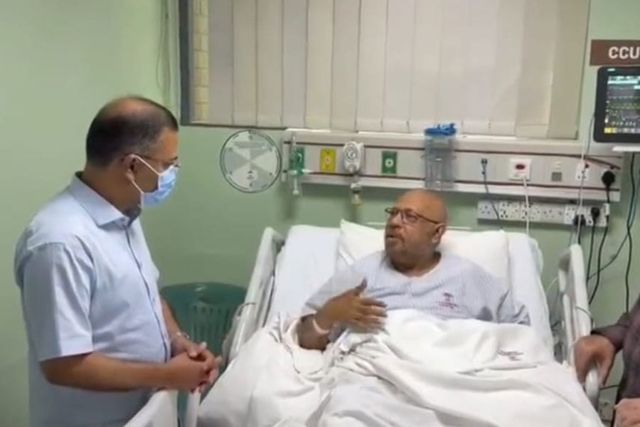 ডা. পাভেলকে দেখতে হাসপাতালে প্রধানমন্ত্রী
