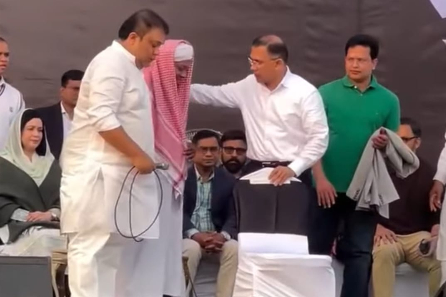 মায়ের দোয়া অনুষ্ঠানে ইমামকে অনন্য সম্মান