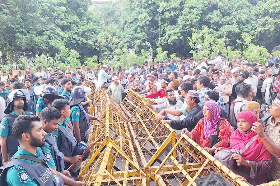 সড়ক অবরোধ করে বসে পড়লেন নন-এমপিও শিক্ষকরা