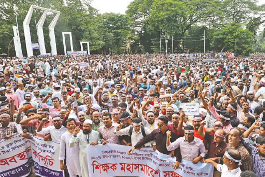 শহীদ মিনারে এমপিওভুক্ত শিক্ষক-কর্মচারীদের মহাসমাবেশ