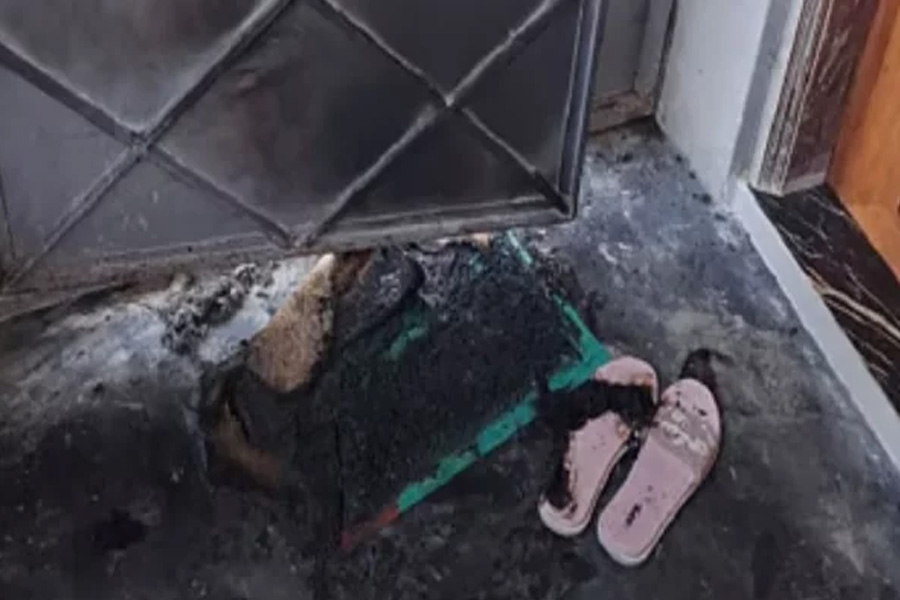 এনসিপির নেতার বাড়ির গেটে দুর্বৃত্তের আগুন