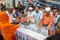 অসহায়দের মাঝে উপহারসামগ্রী বিতরণ করলেন প্রতিমন্ত্রী আমিনুল হক