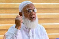 হজের উদ্দেশে দেশ ছাড়ছেন বিরোধীদলীয় নেতা