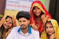 আলাদা হওয়ার ভয়ে একজনকেই বিয়ে করলেন তিন বোন