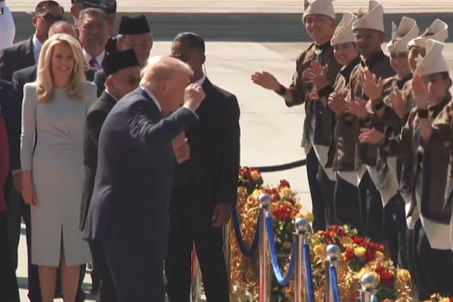 মালয়েশিয়ায় পা রেখেই নেচে উঠলেন ট্রাম্প