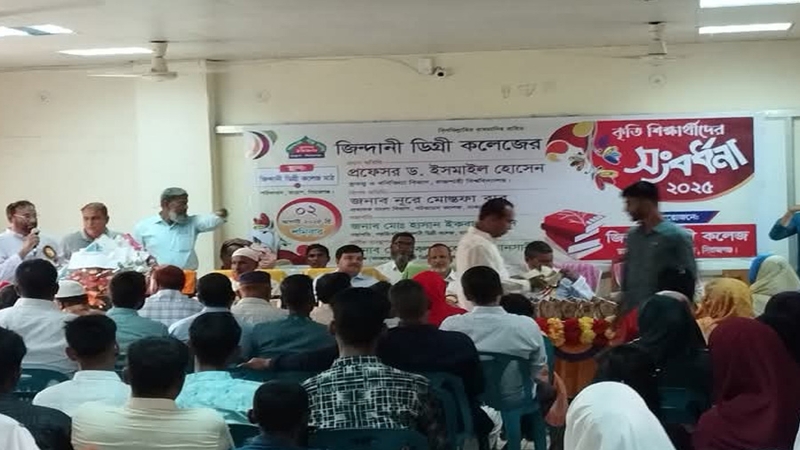 তাড়াশে কৃতি শিক্ষার্থীদের সংবর্ধনা