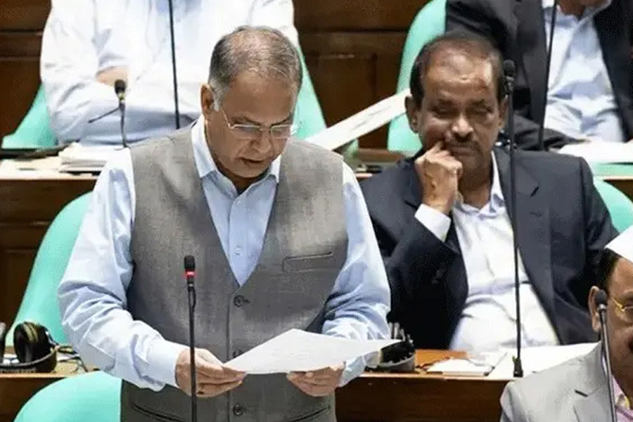 সব ধরনের জ্বালানি তেলের পর্যাপ্ত সরবরাহ আছে: জ্বালানি মন্ত্রী