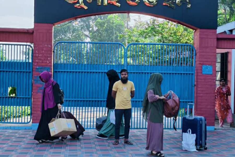 হল ছাড়ছেন বাকৃবির শিক্ষার্থীরা