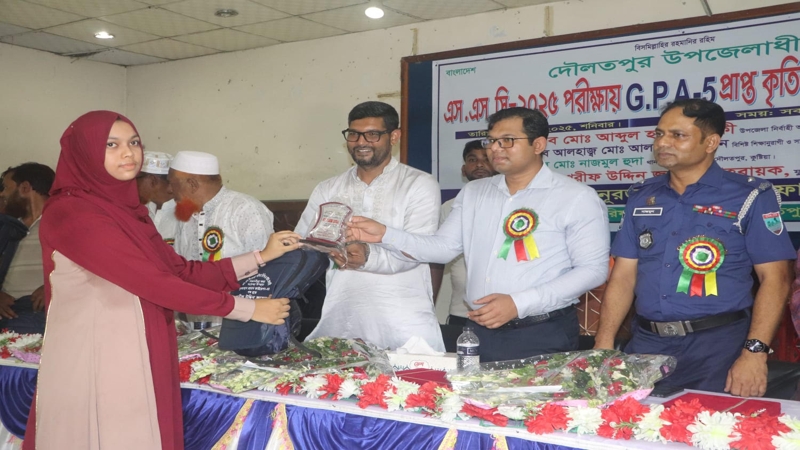 এসএসসিতে জিপিএ-৫ পাওয়া ২০০ শিক্ষার্থীকে সংবর্ধনা