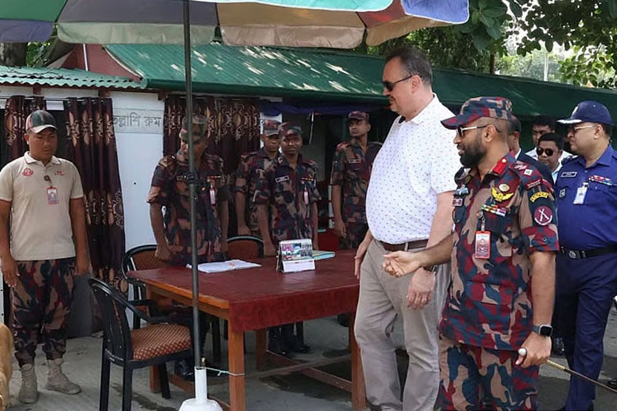 প্রাচীন গৌড়ের ঐতিহ্যে মুগ্ধ মার্কিন রাষ্ট্রদূত, ঘুরে দেখলেন সোনামসজিদ