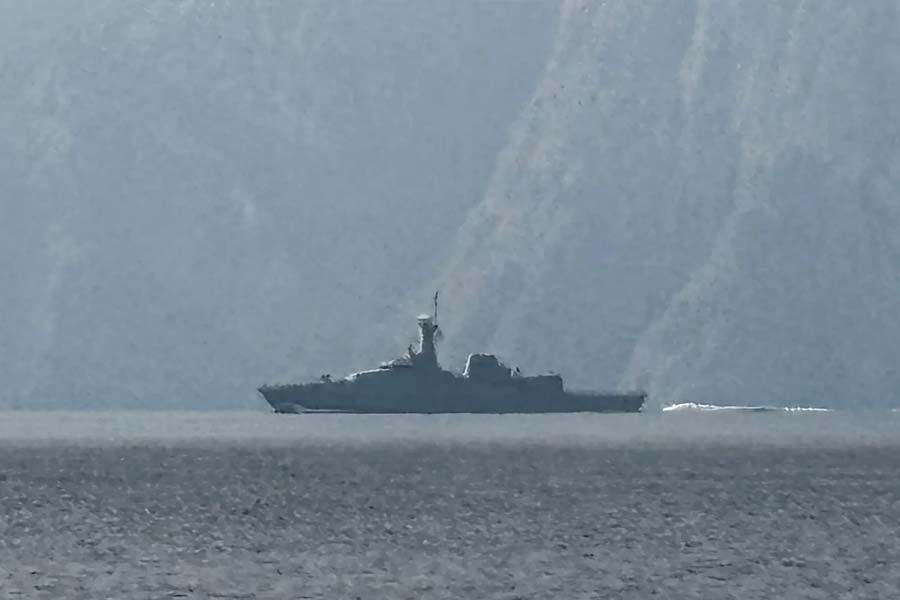হরমুজ প্রণালী অতিক্রম করল মার্কিন যুদ্ধজাহাজ