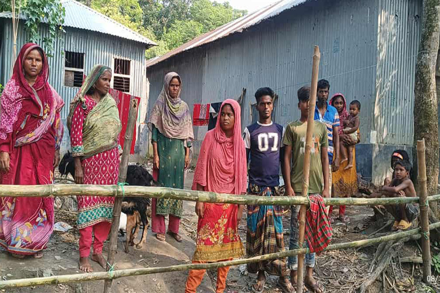 পাবনার ফরিদপুরে ১০ পরিবার অবরুদ্ধ,থানায় অভিযোগ