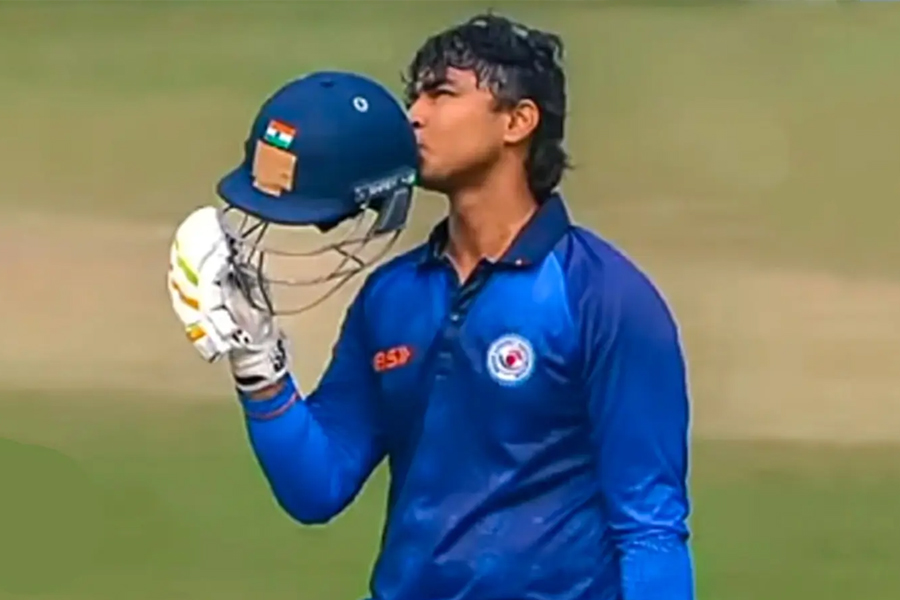 ১৪ বছরেই বিশ্বরেকর্ড: ডি ভিলিয়ার্সকে ছাড়াল বৈভব