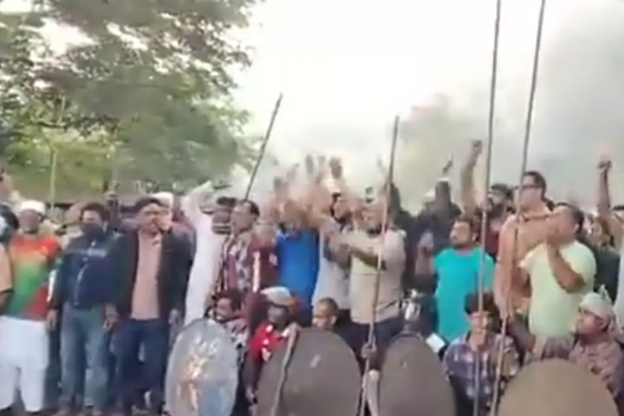 মহাসড়কে আ.লীগের অস্ত্র নিয়ে মহড়া, যানবাহন চলাচল বন্ধ