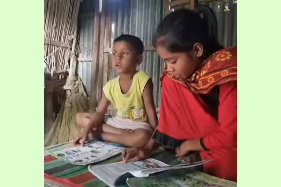 ভয়াবহ সড়ক দুর্ঘটনায় মায়ের মৃত্যু অসহায় দুই শিশু