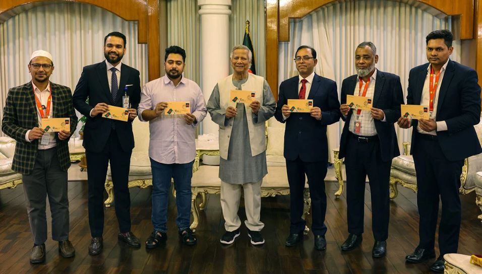 বিজয় দিবসে স্মারক ডাকটিকিট অবমুক্ত করলেন প্রধান উপদেষ্টা