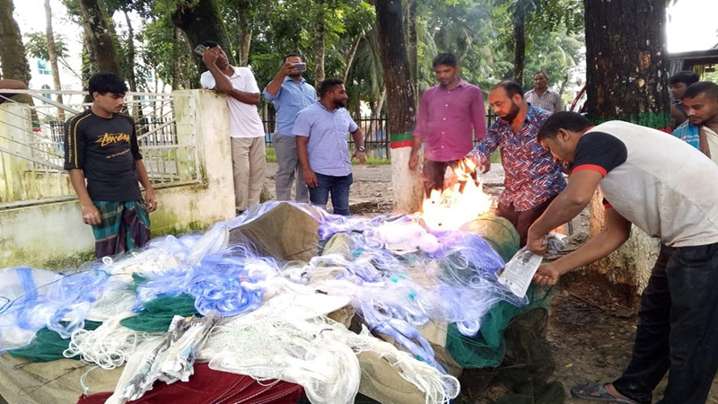 রাজাপুরে অবৈধ জাল বিরোধী অভিযানে ২৬ জাল জব্দ ও ধ্বংস