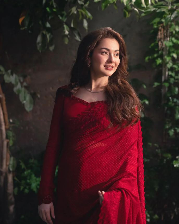 অভিনেত্রী হানিয়া আমির